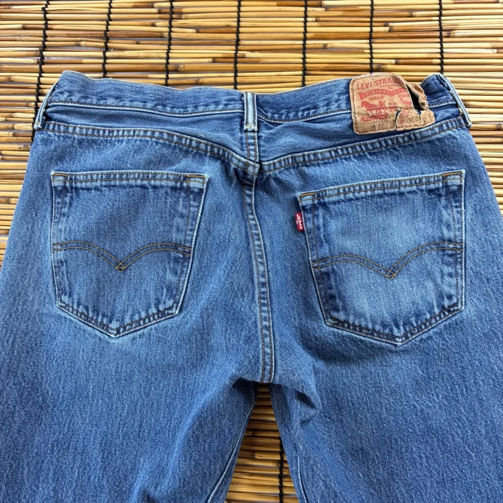 Levis 501 Original Fit Jeans Mens 34x32 Medium Wash Blue Denim Button Fly 00501